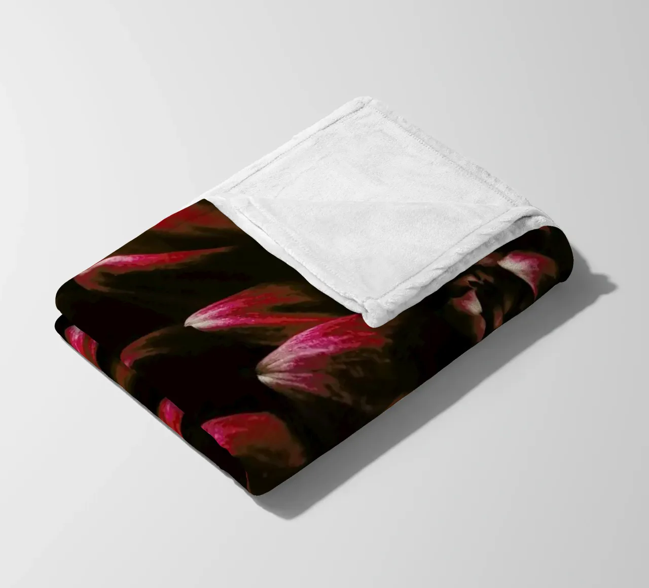 Ruby Red Dahlia coperta in pile da Ingrid Beddoes