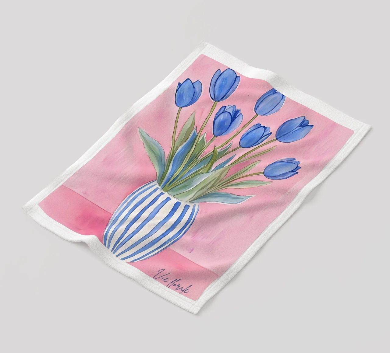 Tulipani in vaso coperta in pile da Olga Wildrose