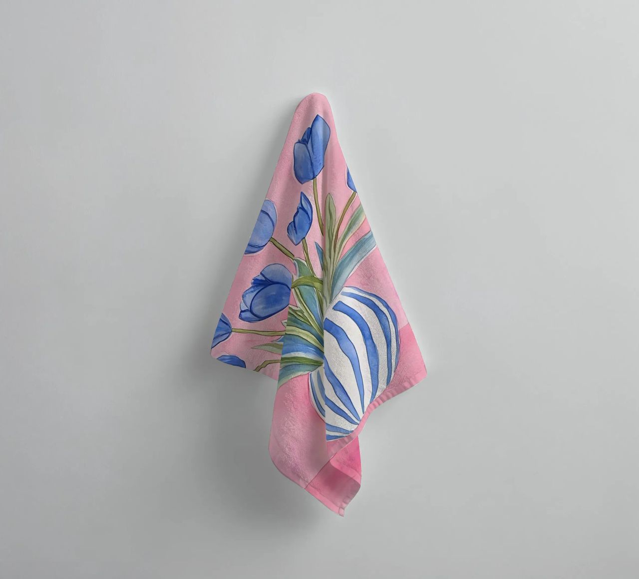 Tulipani in vaso asciugamano da bagno da Olga Wildrose