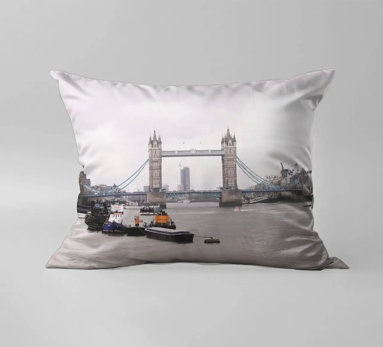 Londra, Inghilterra I Vista dello skyline del Tower Bridge cuscino da Julie Travel Photography