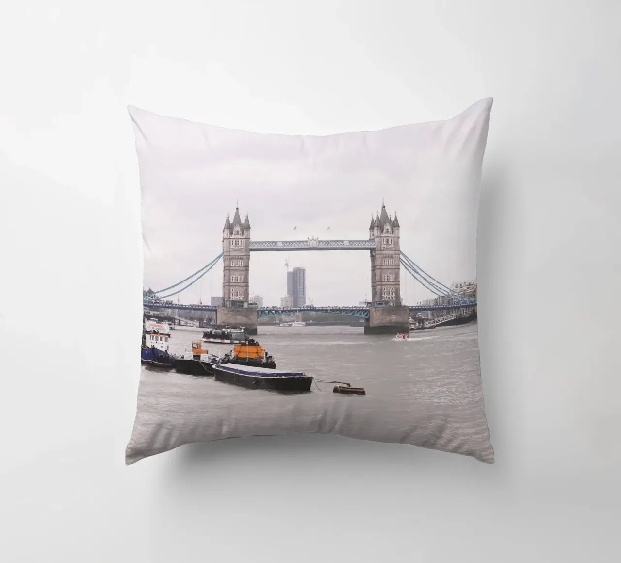 Londra, Inghilterra I Vista dello skyline del Tower Bridge cuscino da Julie Travel Photography
