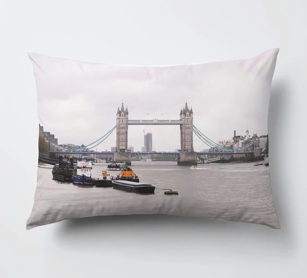 Londra, Inghilterra I Vista dello skyline del Tower Bridge cuscino da Julie Travel Photography