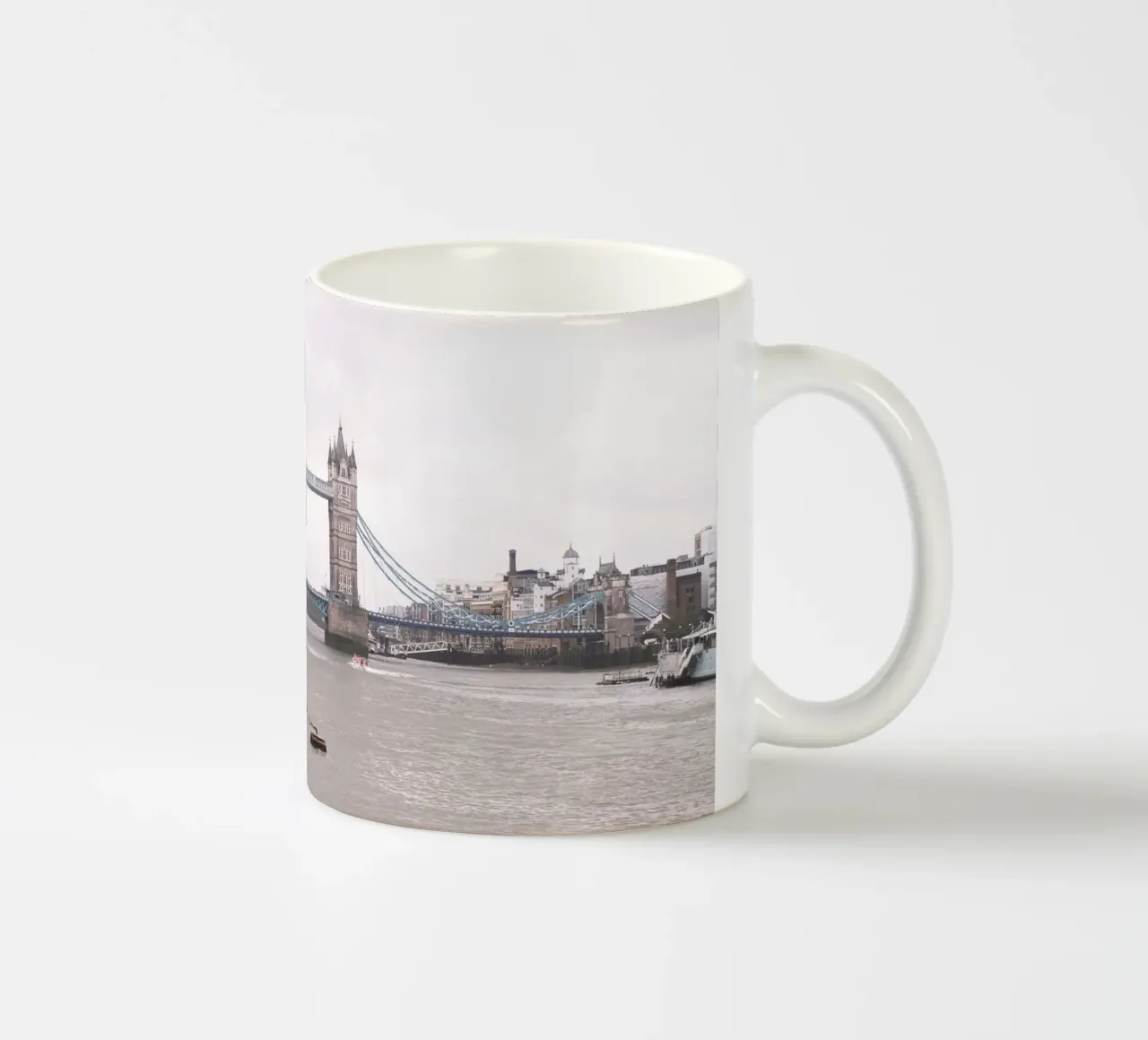 Londra, Inghilterra I Vista dello skyline del Tower Bridge tazza in ceramica da Julie Travel Photography