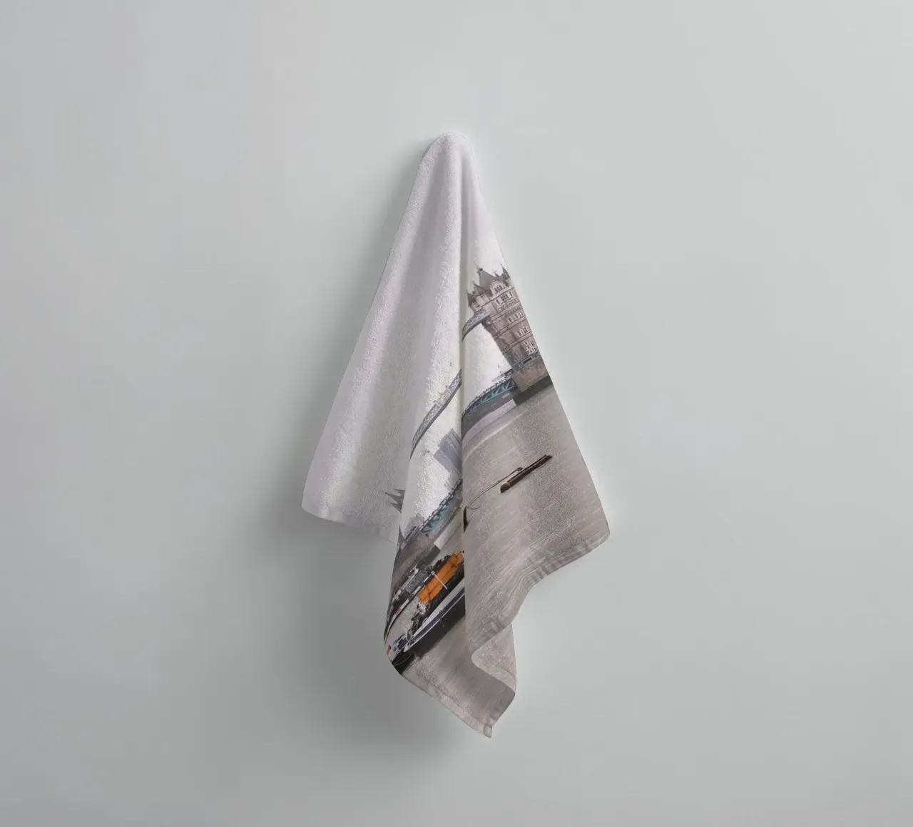 Londra, Inghilterra I Vista dello skyline del Tower Bridge asciugamano da bagno da Julie Travel Photography