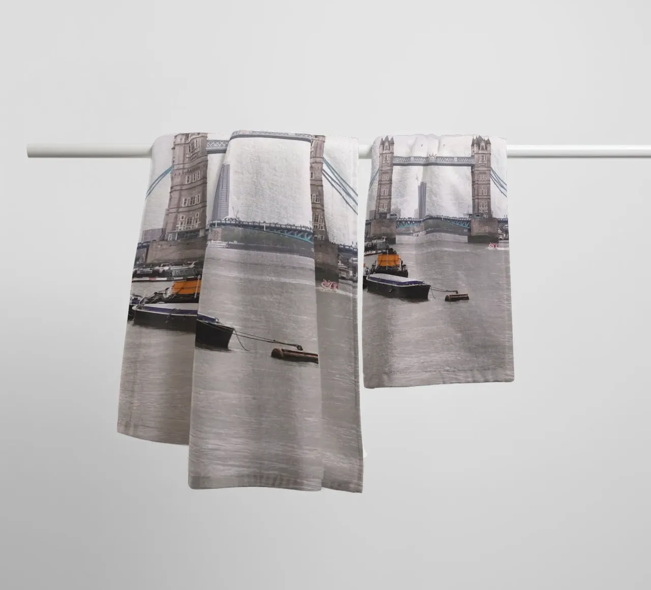 Londra, Inghilterra I Vista dello skyline del Tower Bridge asciugamano da bagno da Julie Travel Photography