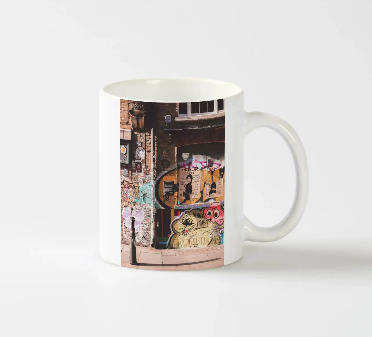 Londra, Inghilterra I Muro di mattoni colorati a Shoreditch tazza in ceramica da Julie Travel Photography