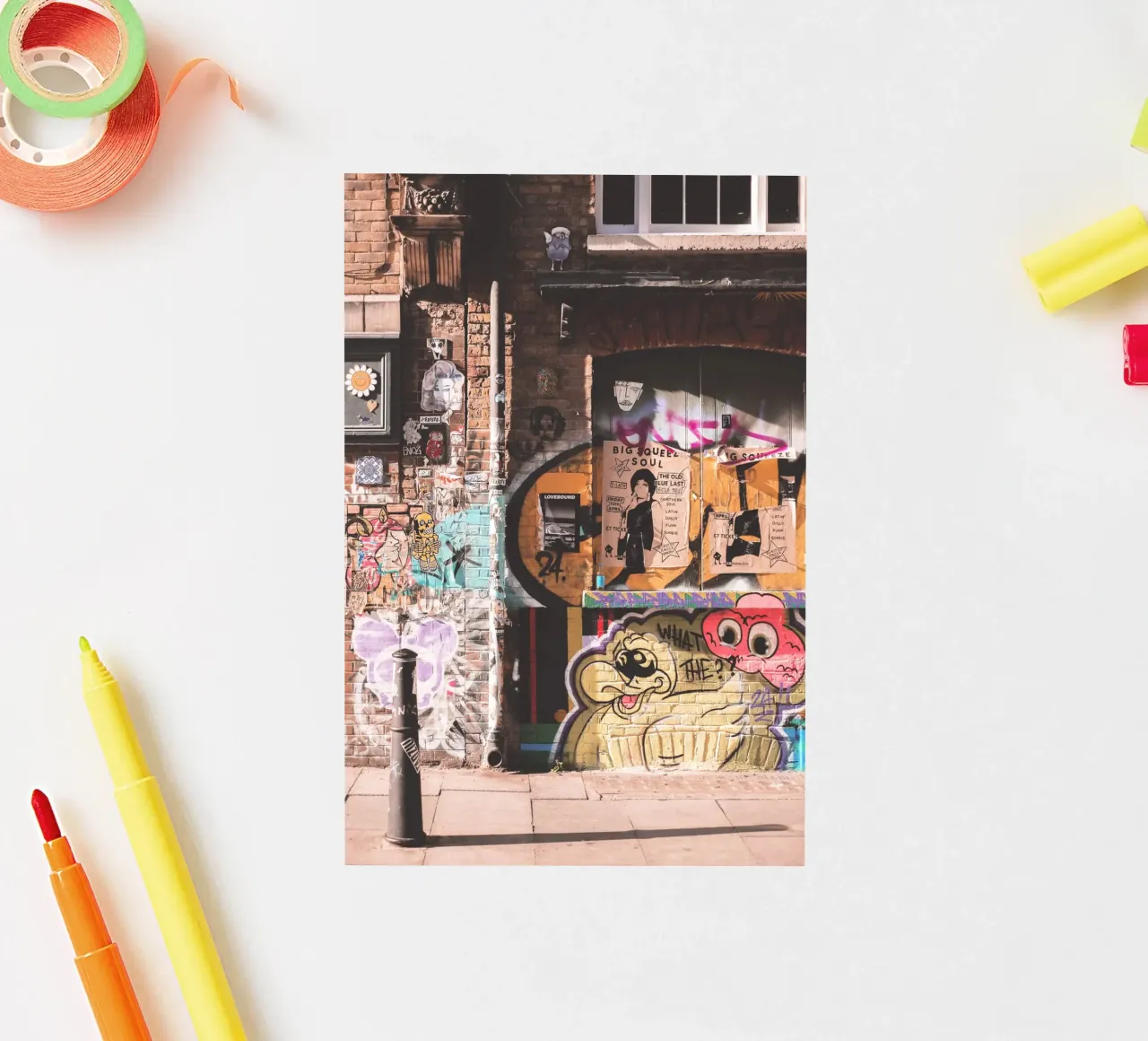 Londra, Inghilterra I Muro di mattoni colorati a Shoreditch adesivo da Julie Travel Photography