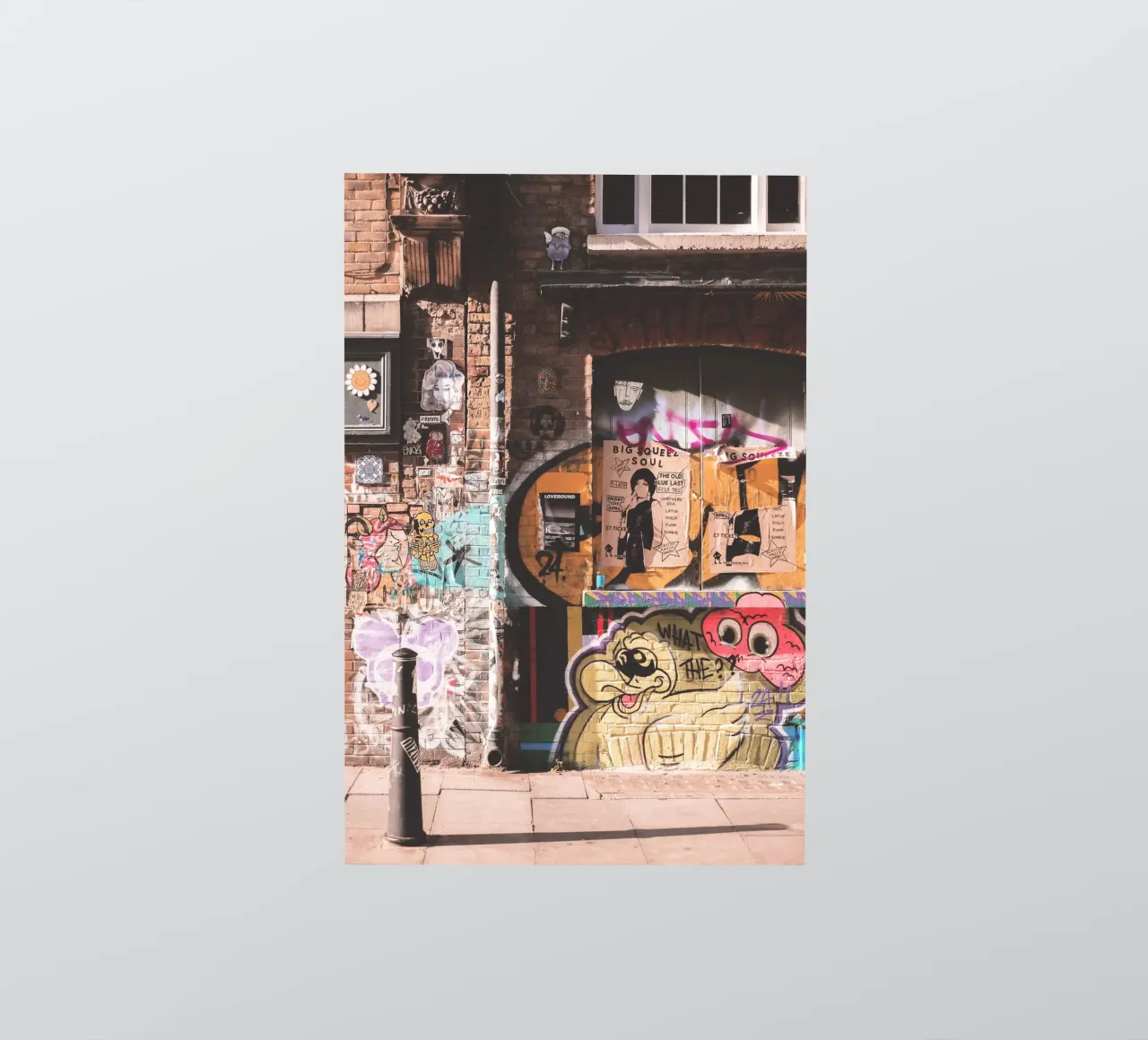 Londra, Inghilterra I Muro di mattoni colorati a Shoreditch adesivo da Julie Travel Photography