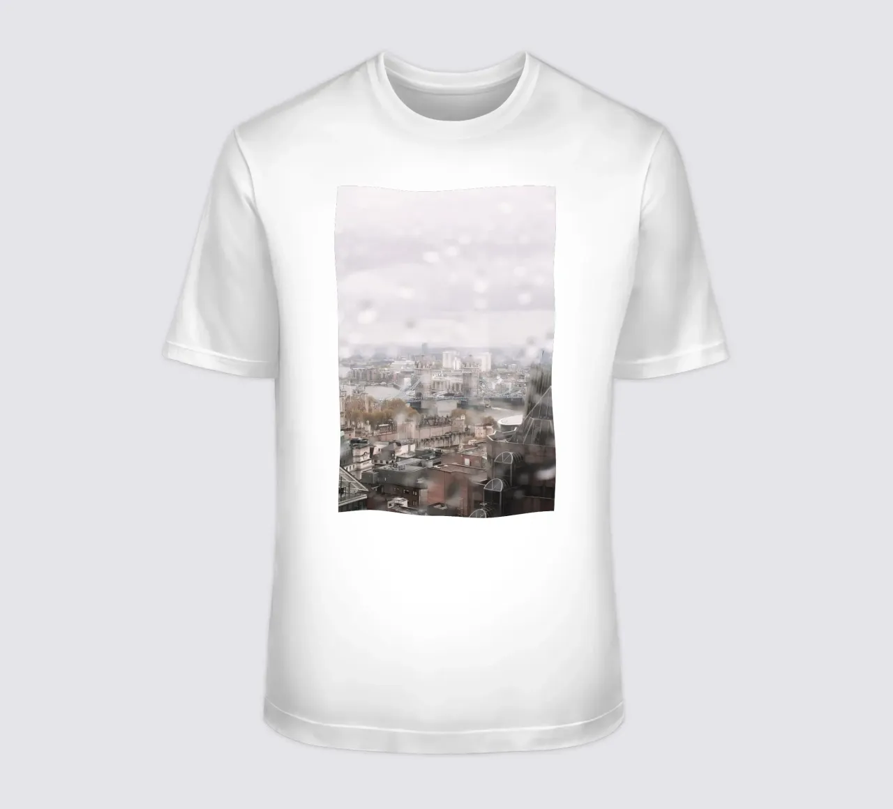Londra, Inghilterra I Tower Bridge e il Tamigi sotto la pioggia t-shirt da Julie Travel Photography