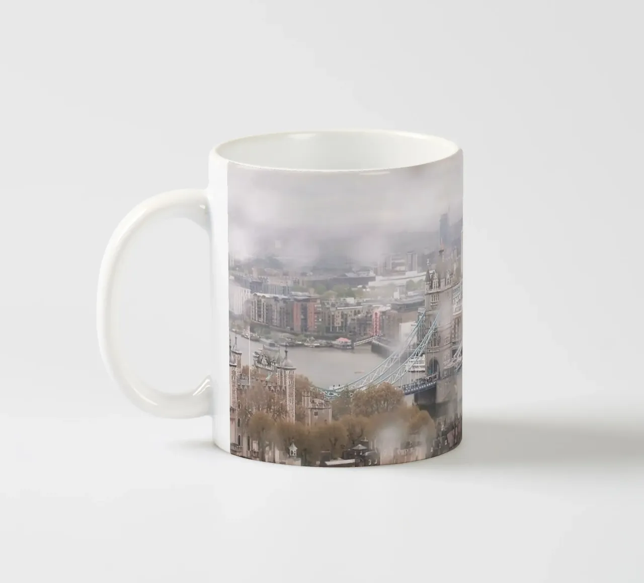 Londra, Inghilterra I Tower Bridge e il Tamigi sotto la pioggia tazza in ceramica da Julie Travel Photography