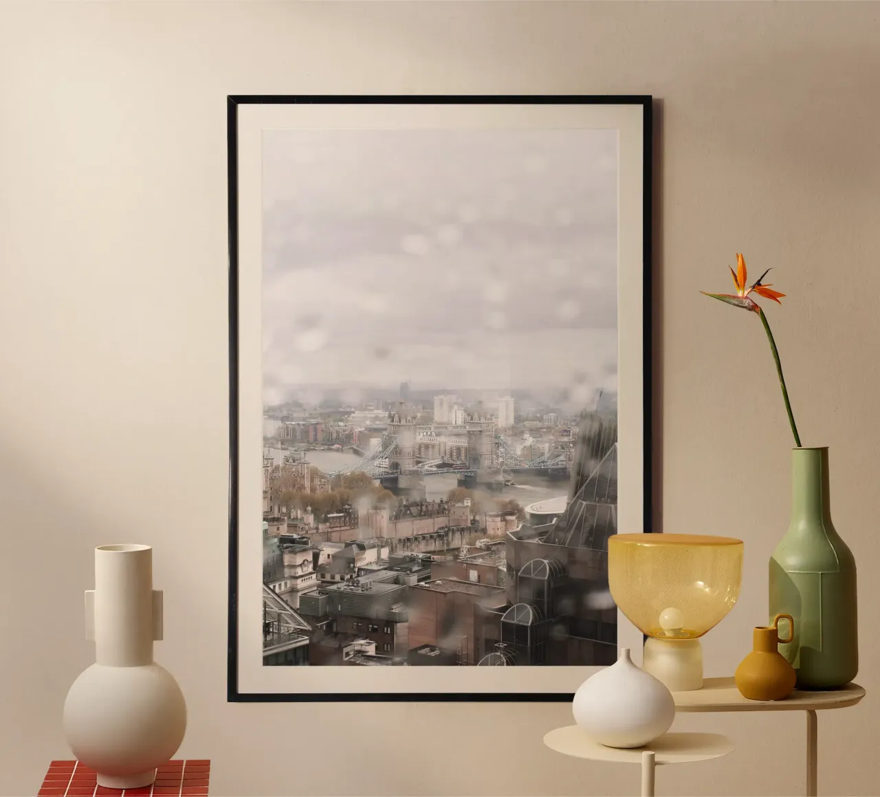 Londra, Inghilterra I Tower Bridge e il Tamigi sotto la pioggia poster con telaio in legno da Julie Travel Photography