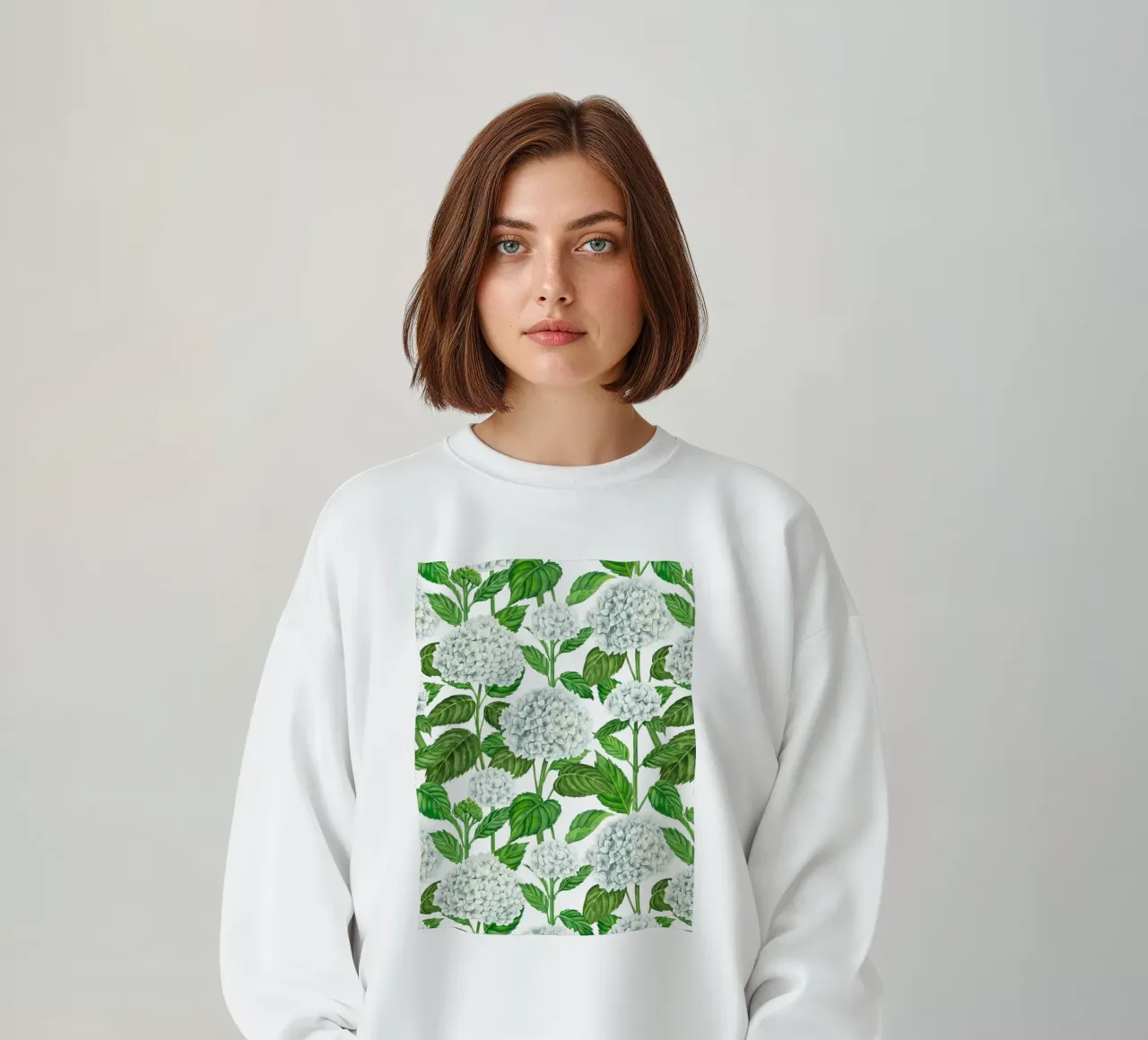 Acquerello di ortensie bianche, foglie verdi su bianco felpa da Painted Nature