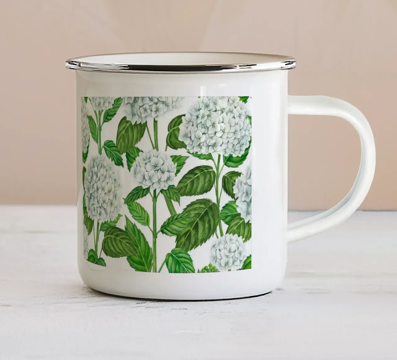 Acquerello di ortensie bianche, foglie verdi su bianco tazza in smalto da Painted Nature