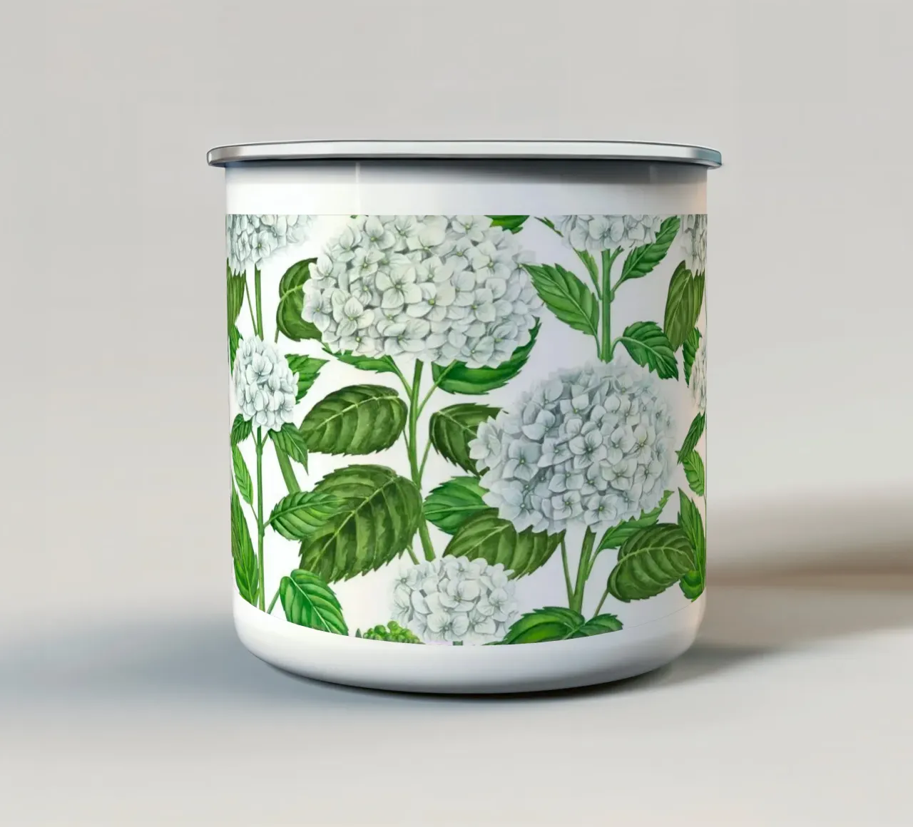 Acquerello di ortensie bianche, foglie verdi su bianco tazza in smalto da Painted Nature