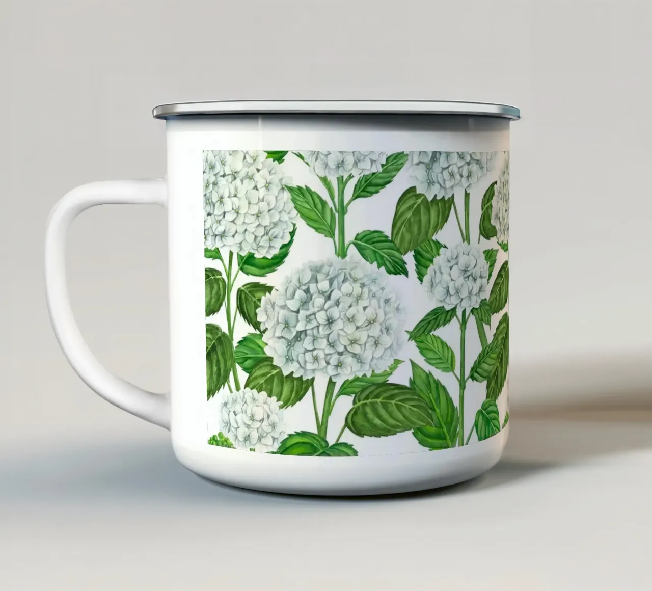 Acquerello di ortensie bianche, foglie verdi su bianco tazza in smalto da Painted Nature