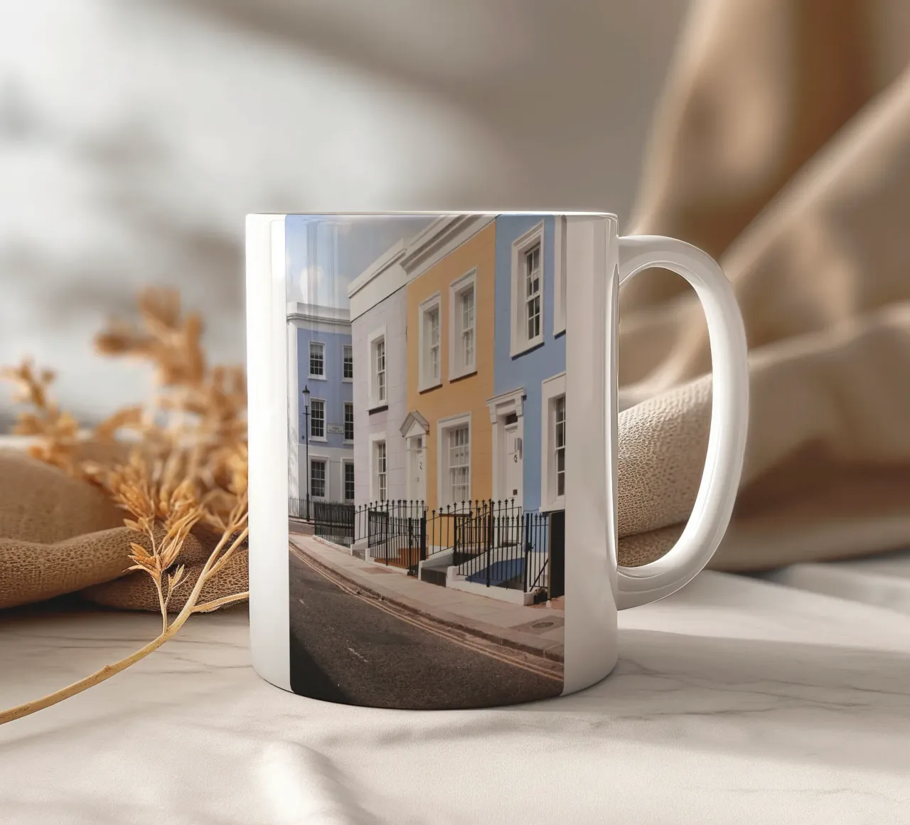 Londra, Inghilterra I Street a Notting Hill e case colorate tazza in ceramica da Julie Travel Photography