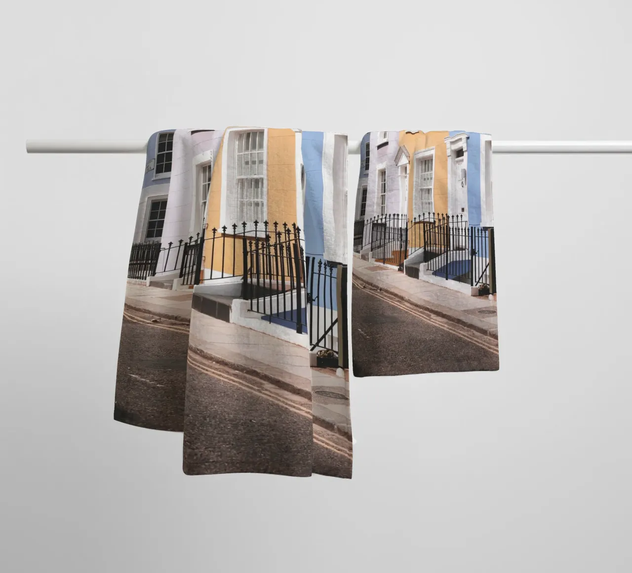 Londra, Inghilterra I Street a Notting Hill e case colorate asciugamano da bagno da Julie Travel Photography