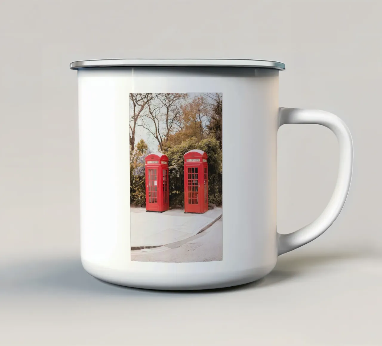 Londra, Inghilterra I Cabine telefoniche rosse inglesi tazza in smalto da Julie Travel Photography