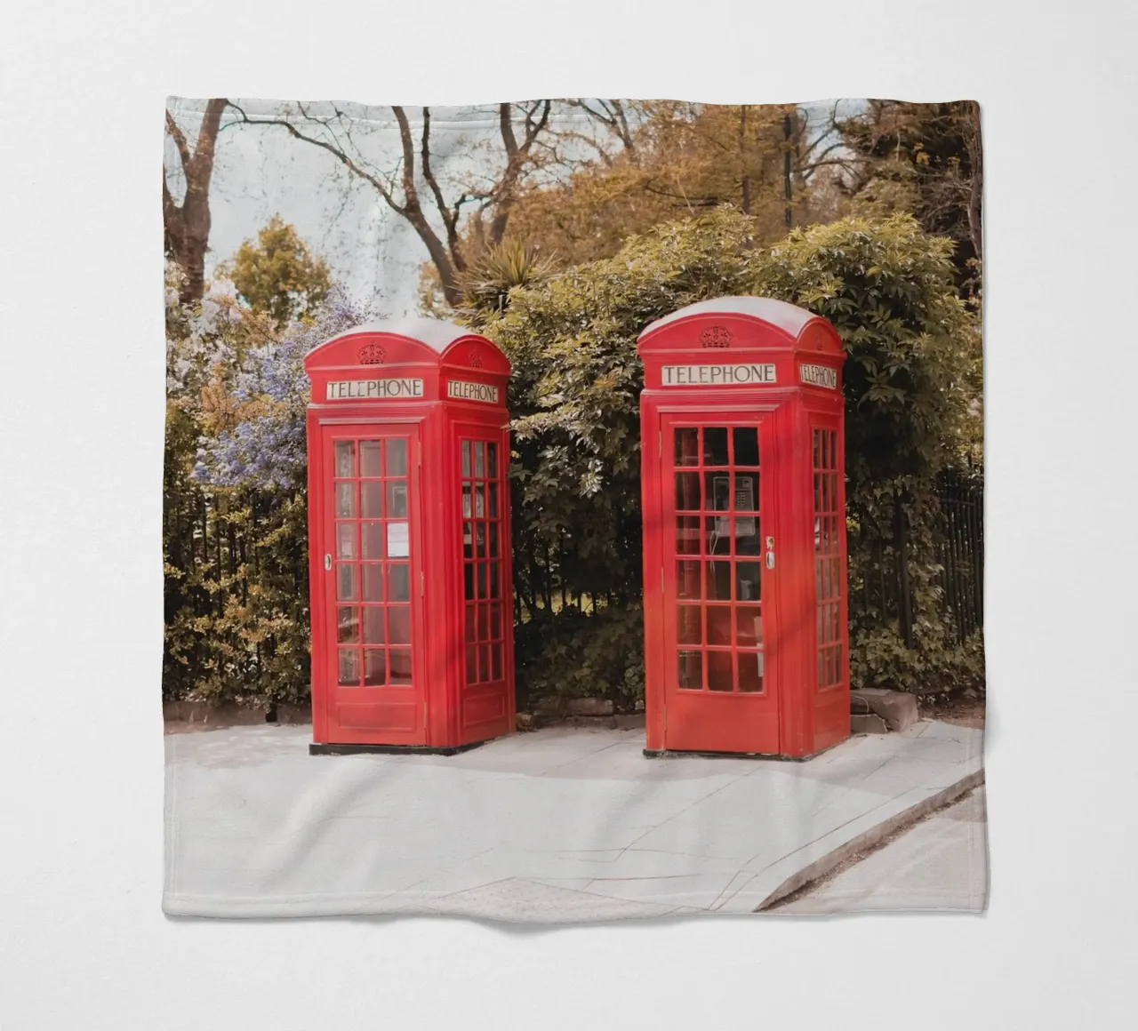 Londra, Inghilterra I Cabine telefoniche rosse inglesi coperta in pile da Julie Travel Photography