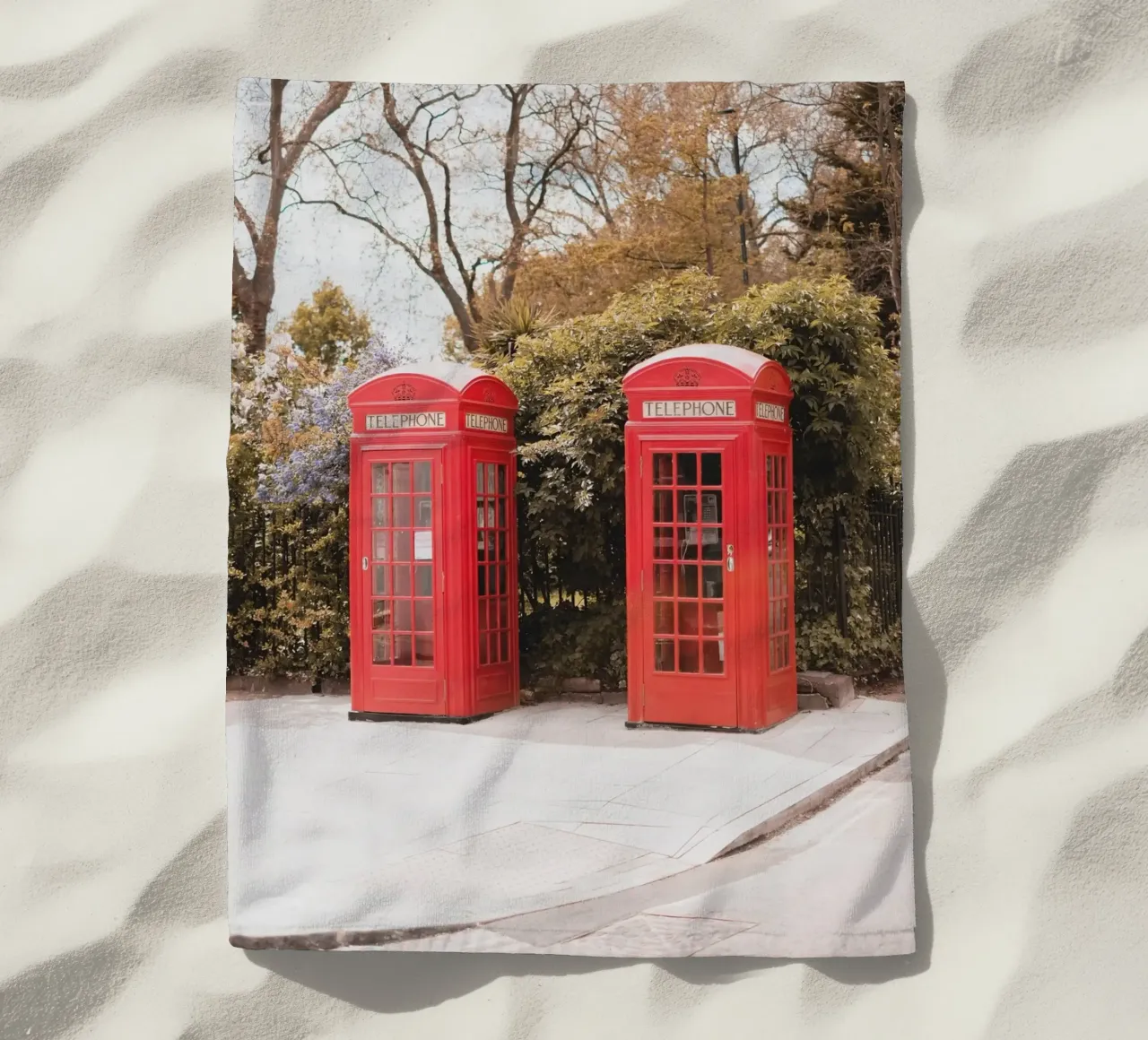 Londra, Inghilterra I Cabine telefoniche rosse inglesi telo mare da Julie Travel Photography