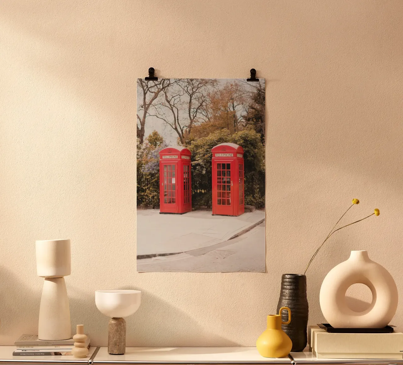 London, England I Rote englische Telefonkabinen Poster von Julie Travel Photography