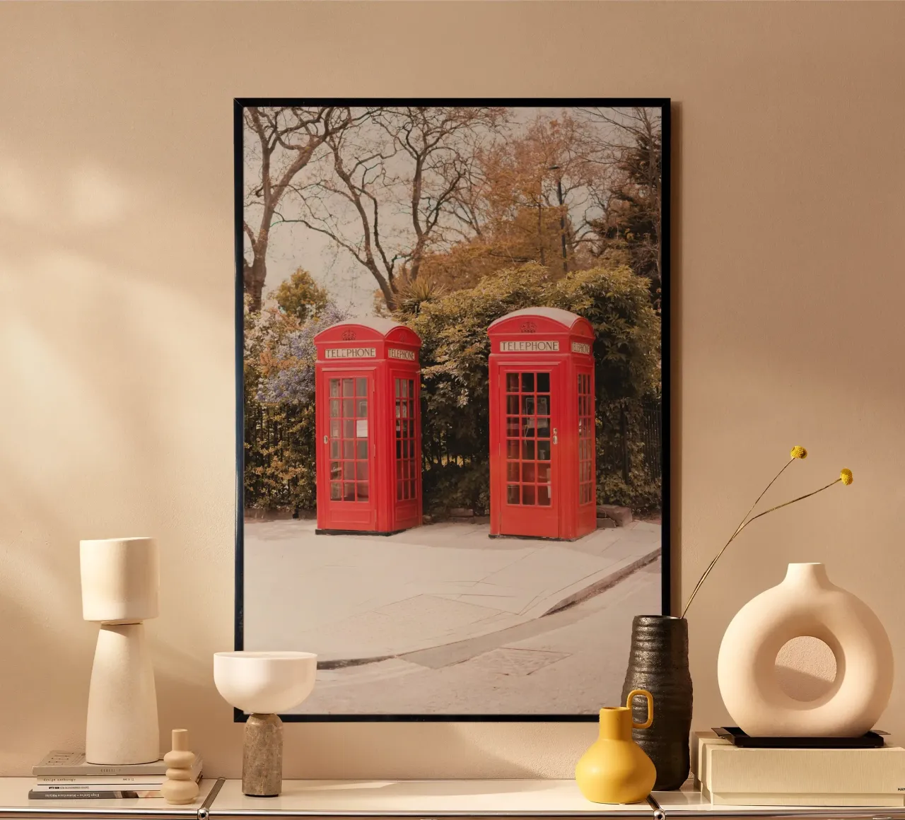 London, England I Rote englische Telefonkabinen Poster von Julie Travel Photography