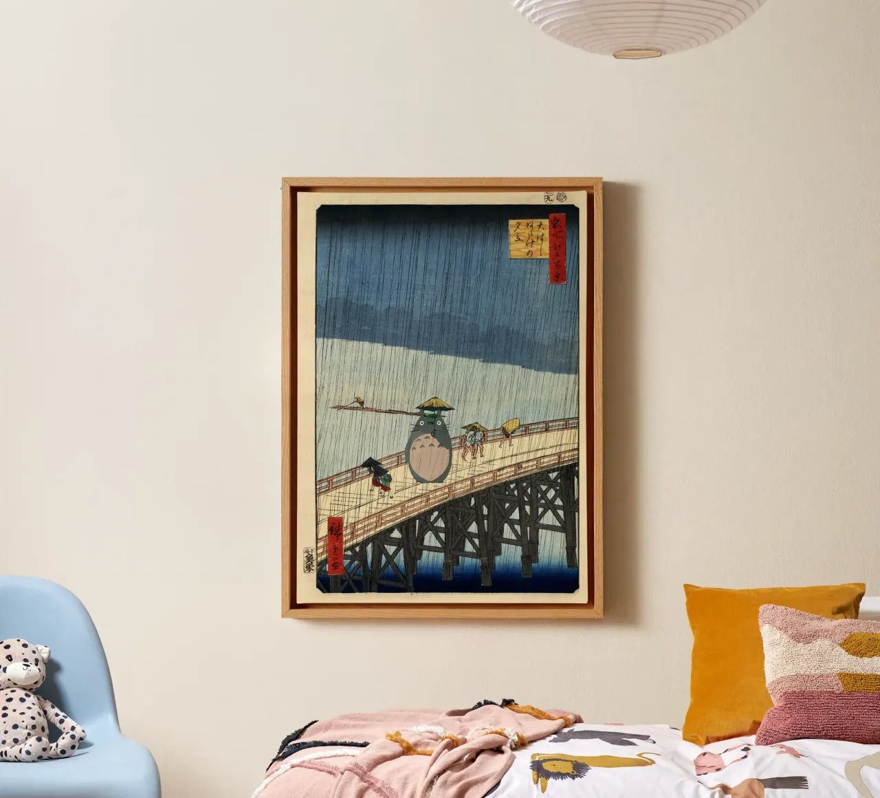 Totoro sul ponte sotto la pioggia - Parodia di Hiroshige tela con Cornice a cassetta da Mashtup