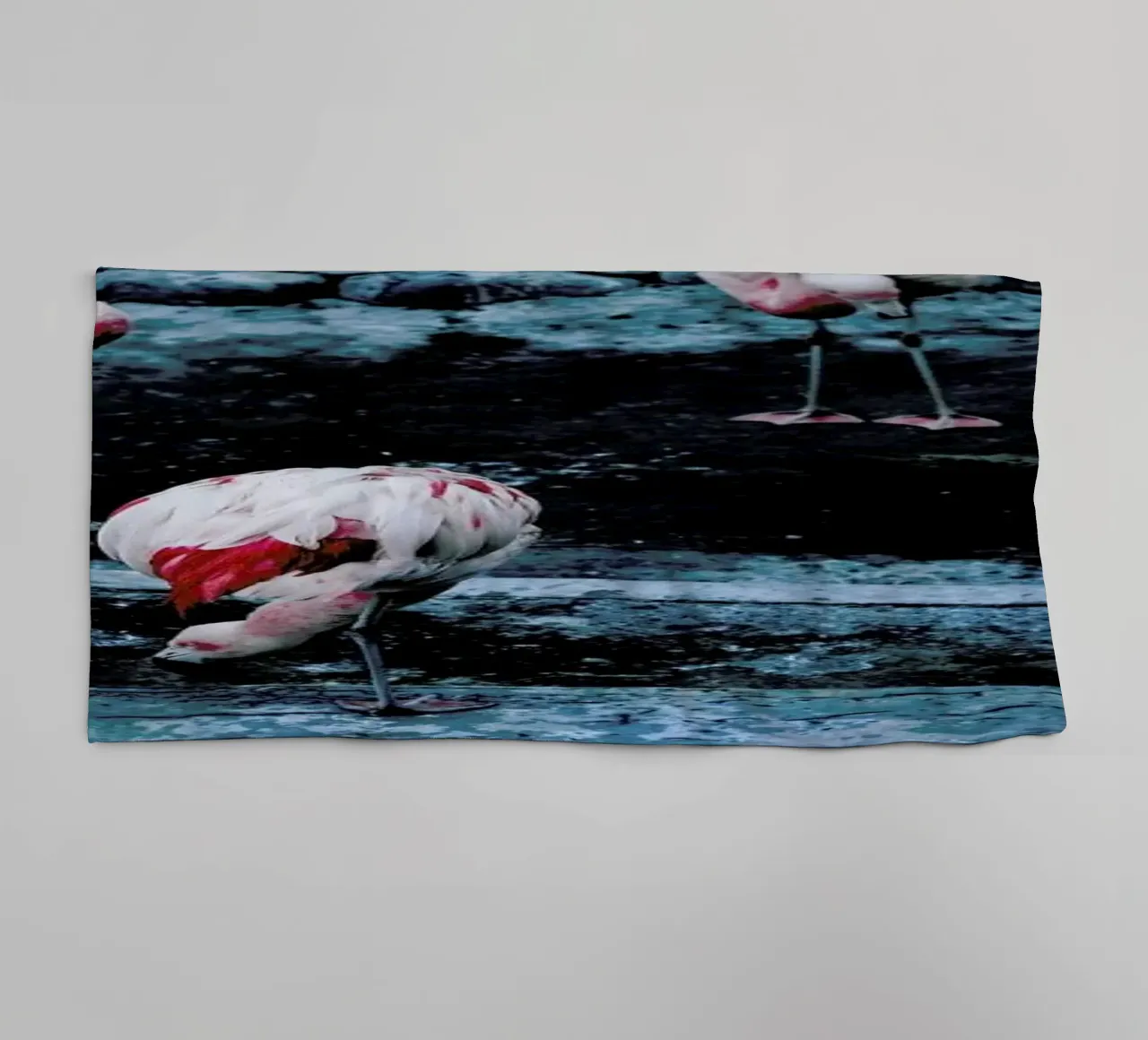 Flamingos by @esspeshal asciugamano da bagno da EyeEm Mobile GmbH