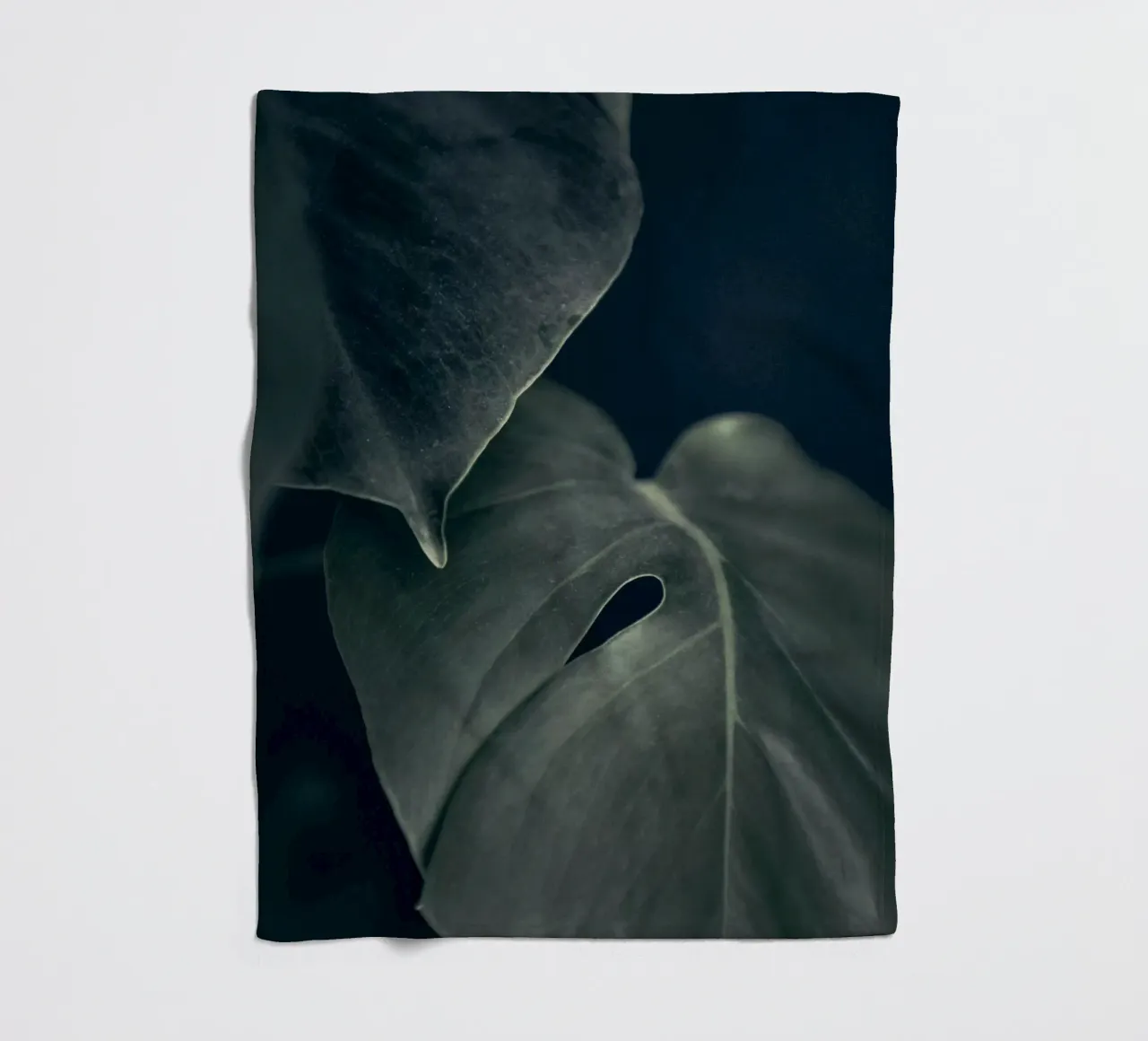 Moody Monstera 1 coperta in pile da Klaus with K