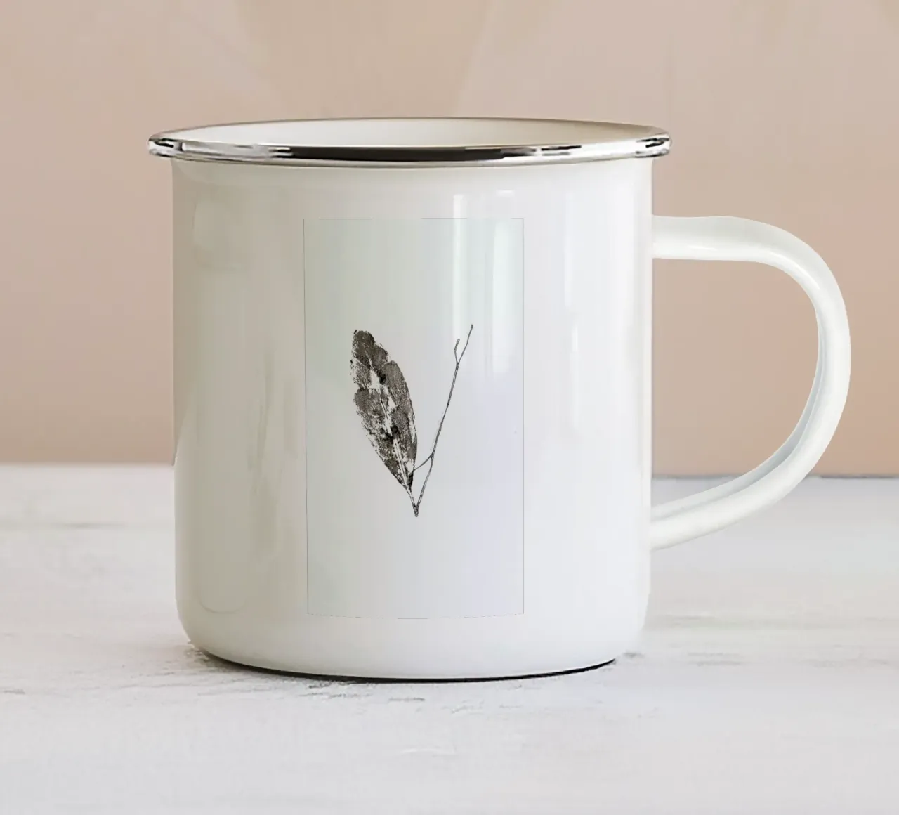 V taza de esmalte de Marina Guiu