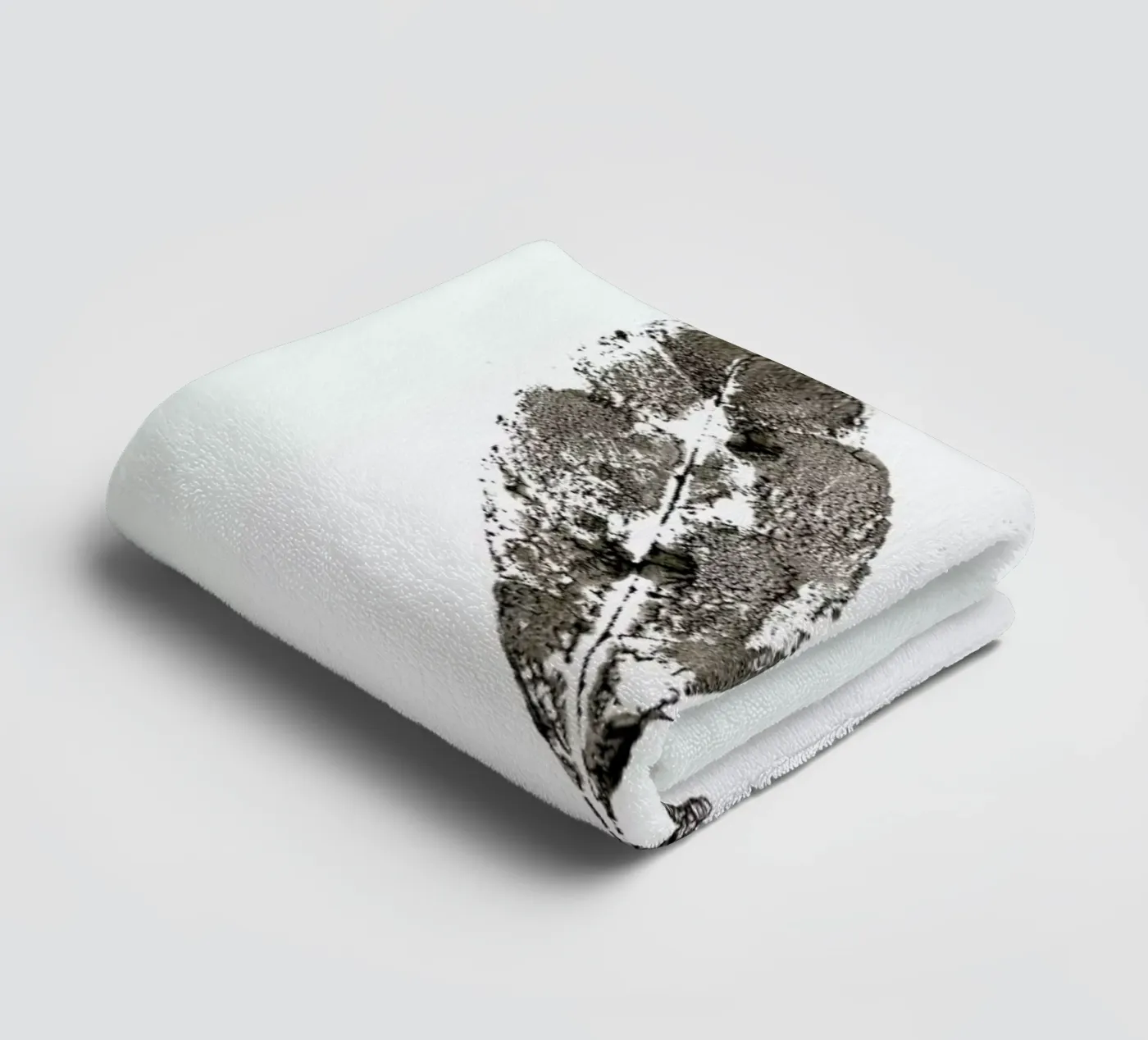 V towel by Marina Guiu