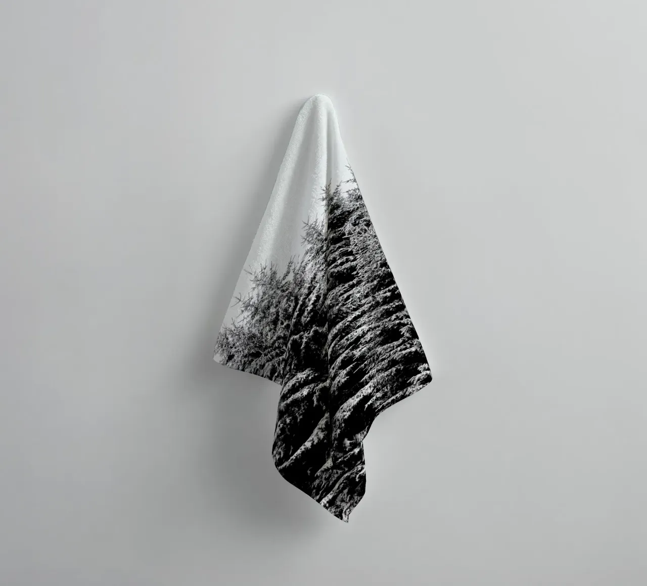 Snowy Christmas Trees asciugamano da bagno da Studio Nahili