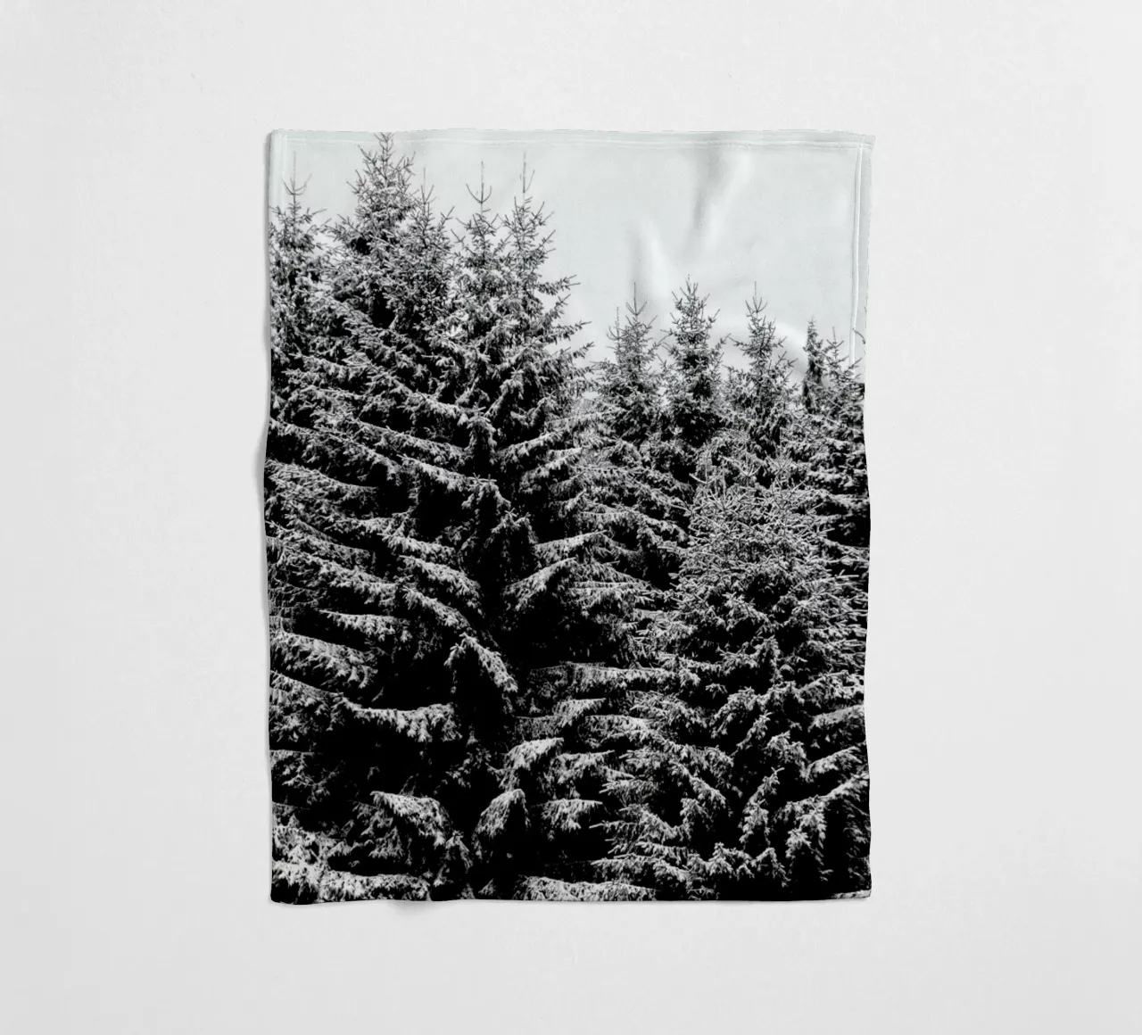 Snowy Christmas Trees coperta in pile da Studio Nahili