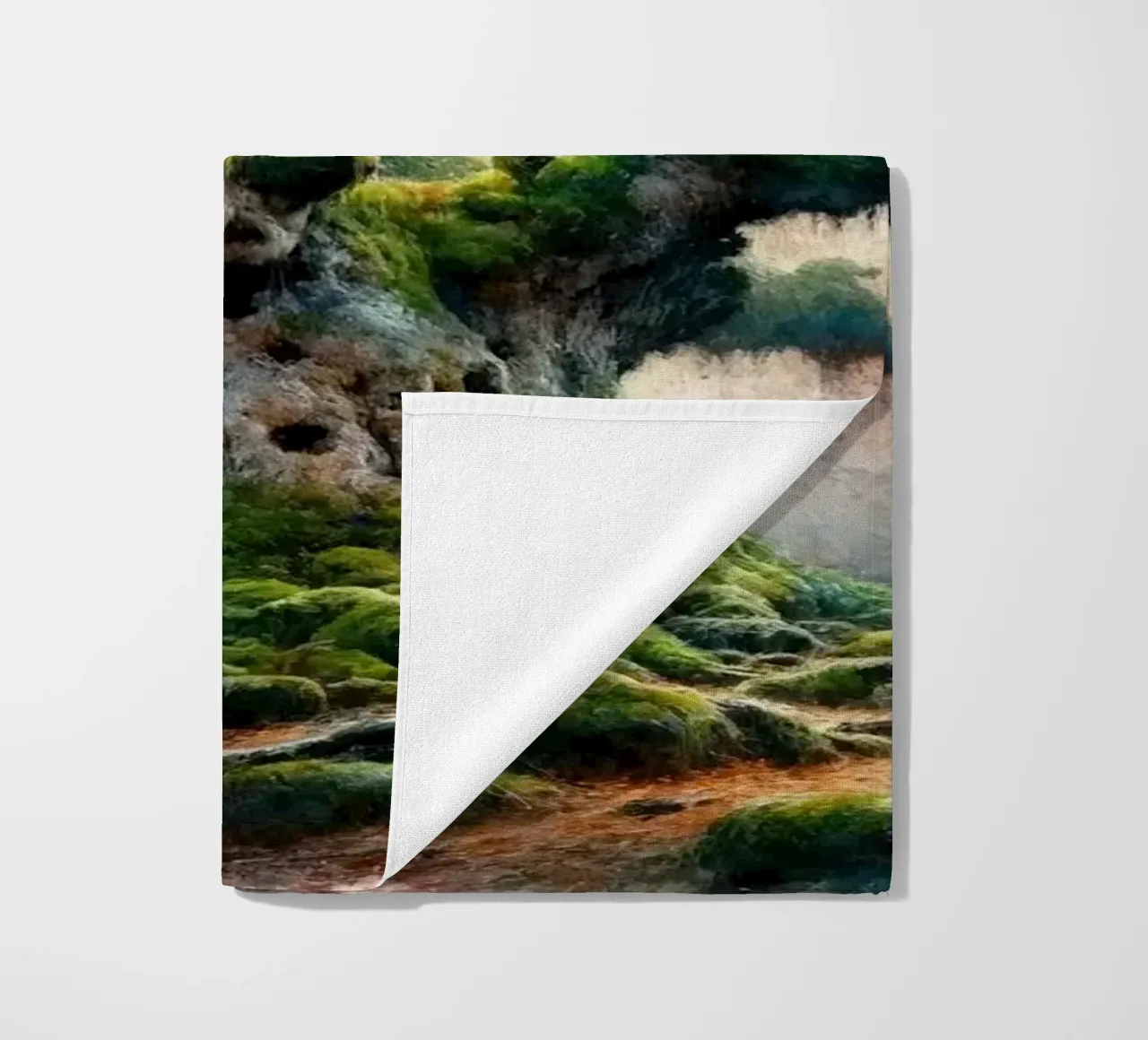 Les arbres anciens chuchotent dans la brume du matin serviette de plage de Chromatic Fusion Studio