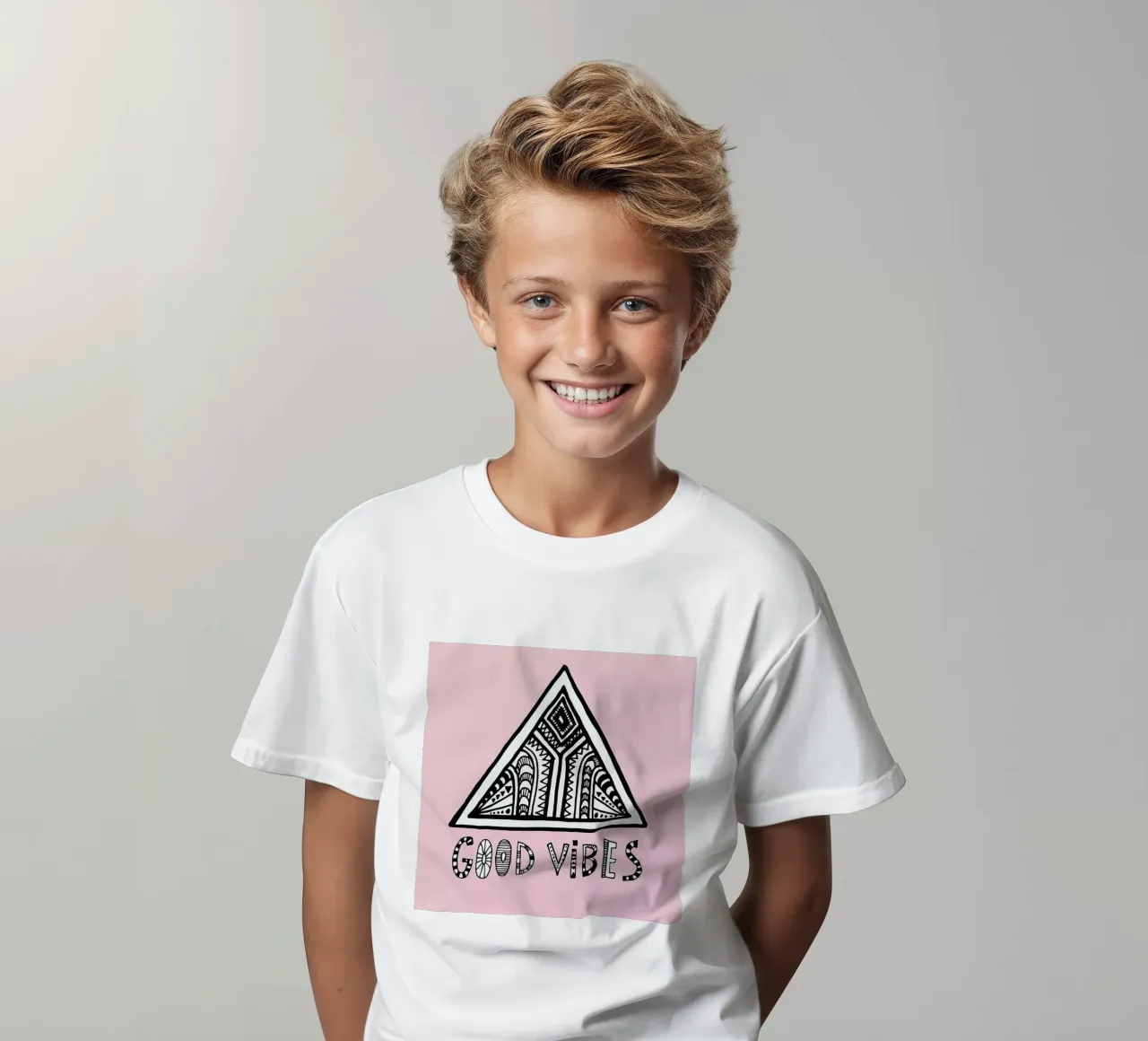 Good Vibes Pink Blue Kinder T-Shirt von Vasare Nar