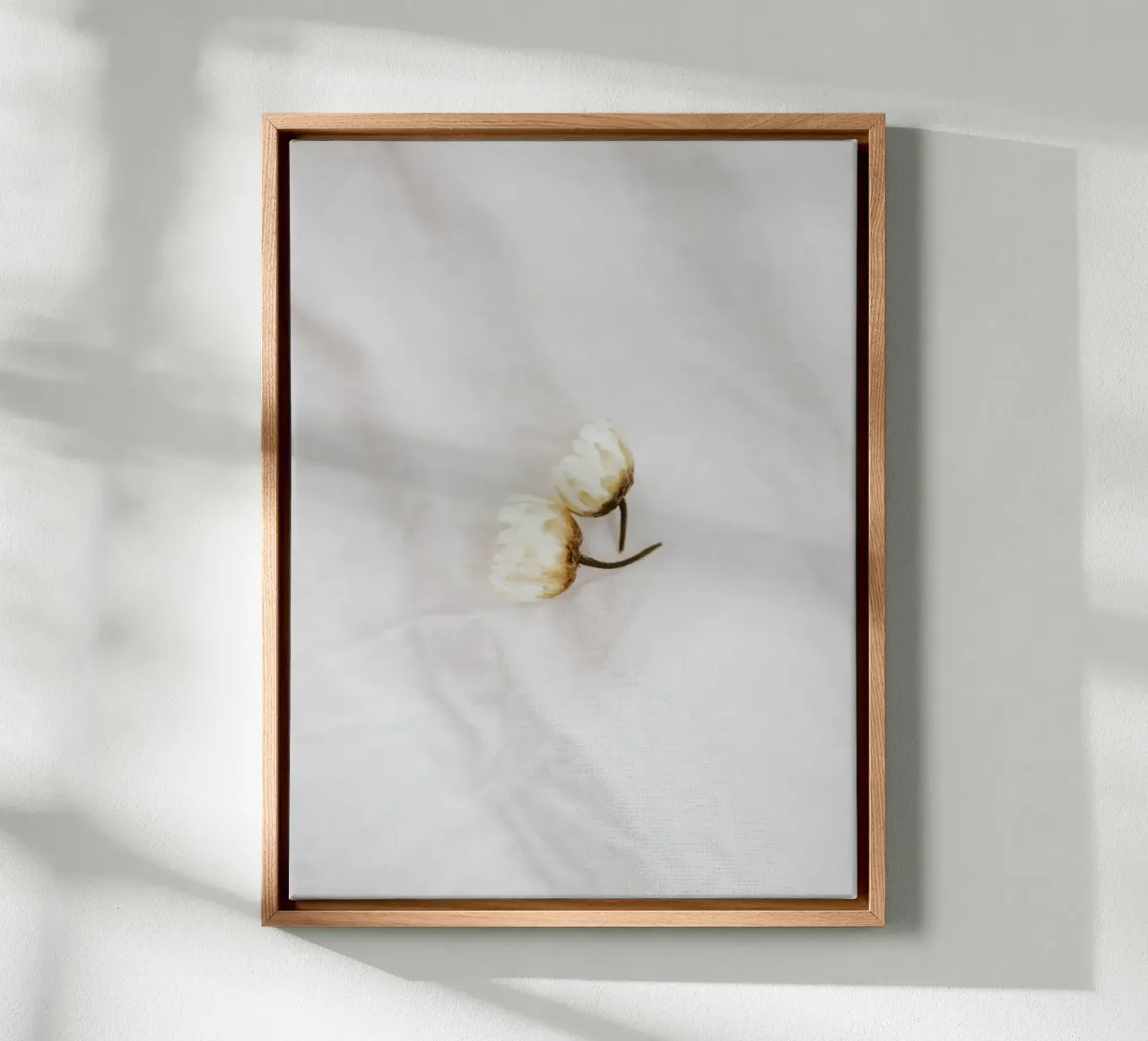 Amore floreale semplice - margherite su lino bianco tela con Cornice a cassetta da youdiful