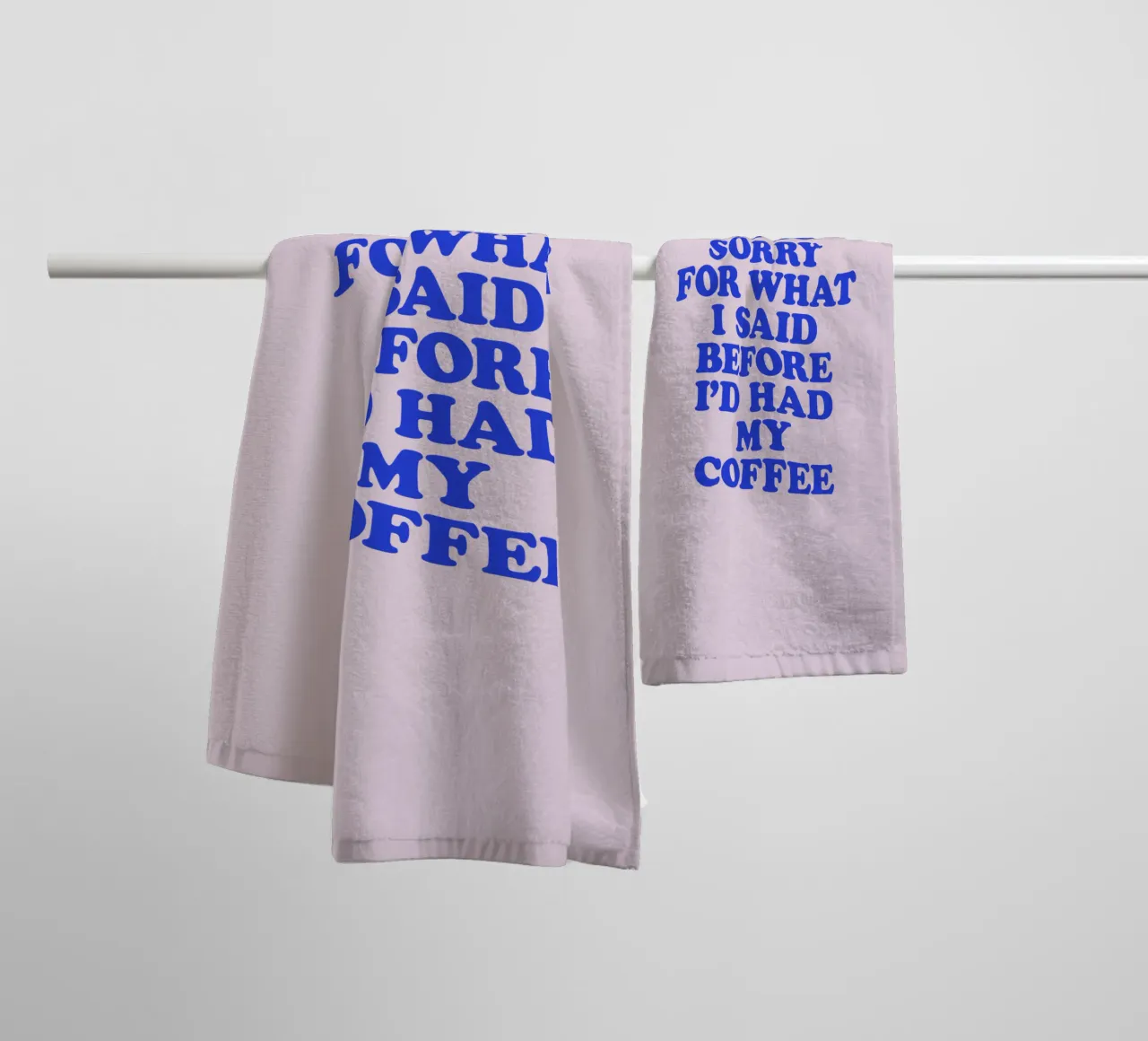 Es tut mir so leid, was ich gesagt habe, bevor ich meinen Kaffee getrunken hatte Design Handtuch von THE MOTIVATED TYPE