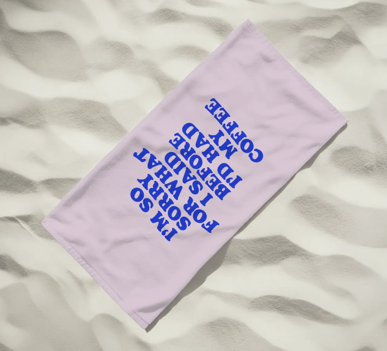 Es tut mir so leid, was ich gesagt habe, bevor ich meinen Kaffee getrunken hatte Design Strandtuch von THE MOTIVATED TYPE