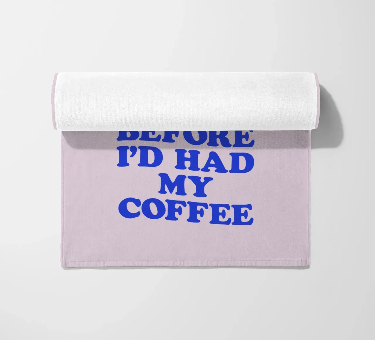 Es tut mir so leid, was ich gesagt habe, bevor ich meinen Kaffee getrunken hatte Design Strandtuch von THE MOTIVATED TYPE