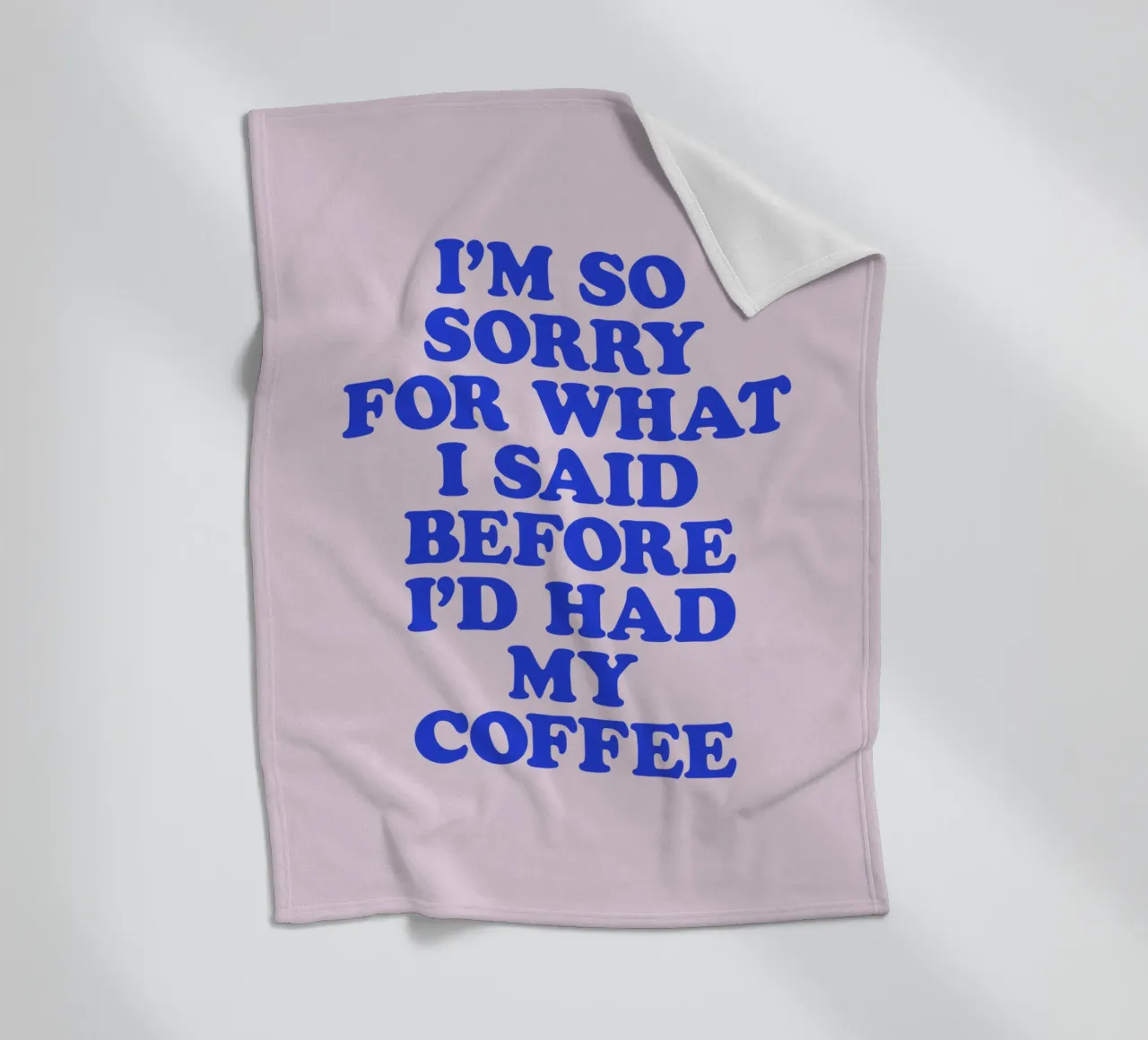 Es tut mir so leid, was ich gesagt habe, bevor ich meinen Kaffee getrunken hatte Design Fleecedecke von THE MOTIVATED TYPE