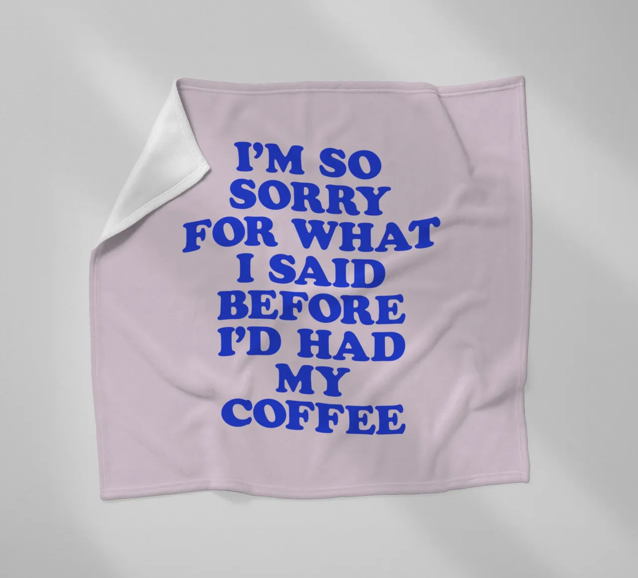 Es tut mir so leid, was ich gesagt habe, bevor ich meinen Kaffee getrunken hatte Design Fleecedecke von THE MOTIVATED TYPE
