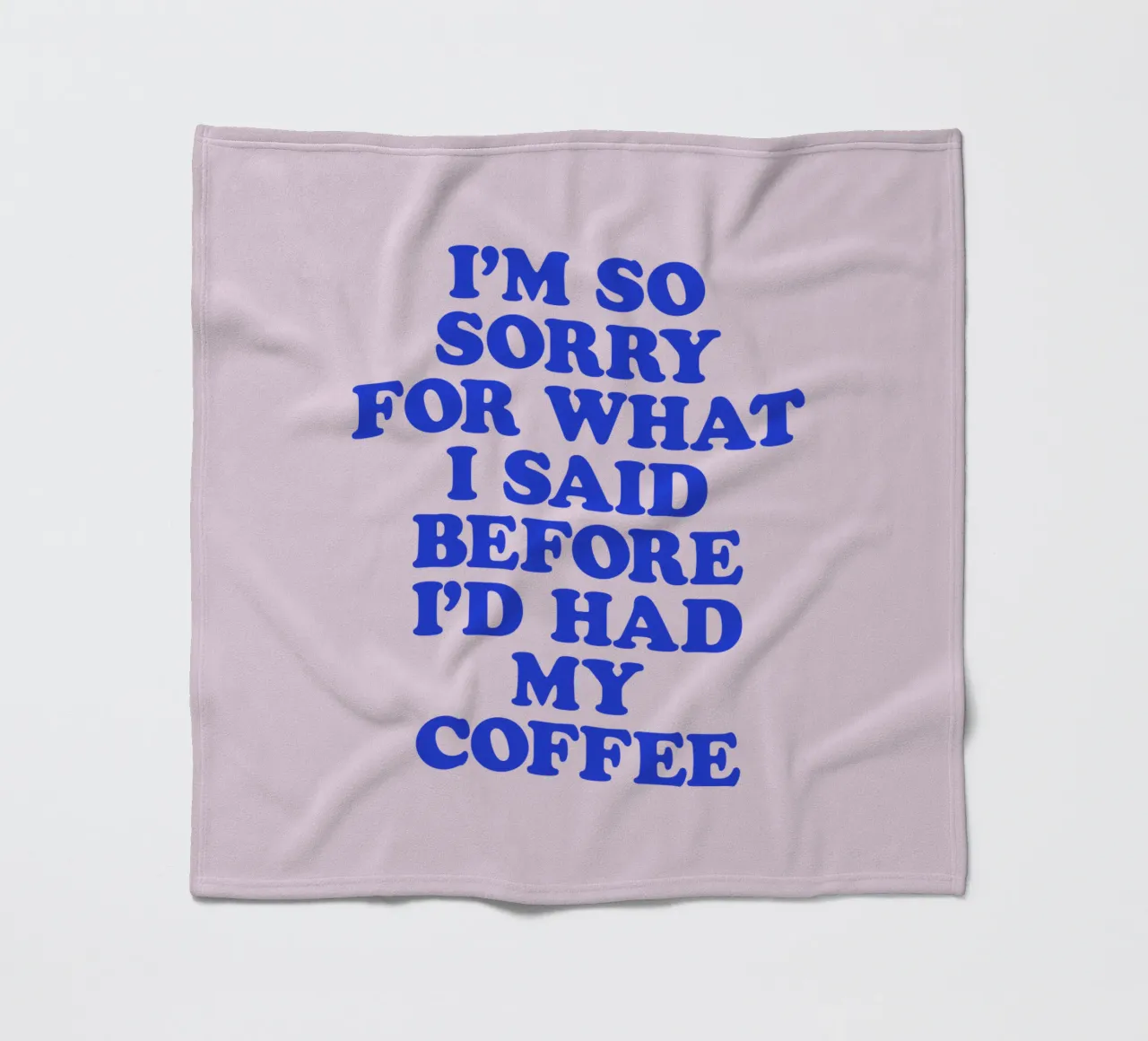 Es tut mir so leid, was ich gesagt habe, bevor ich meinen Kaffee getrunken hatte Design Fleecedecke von THE MOTIVATED TYPE
