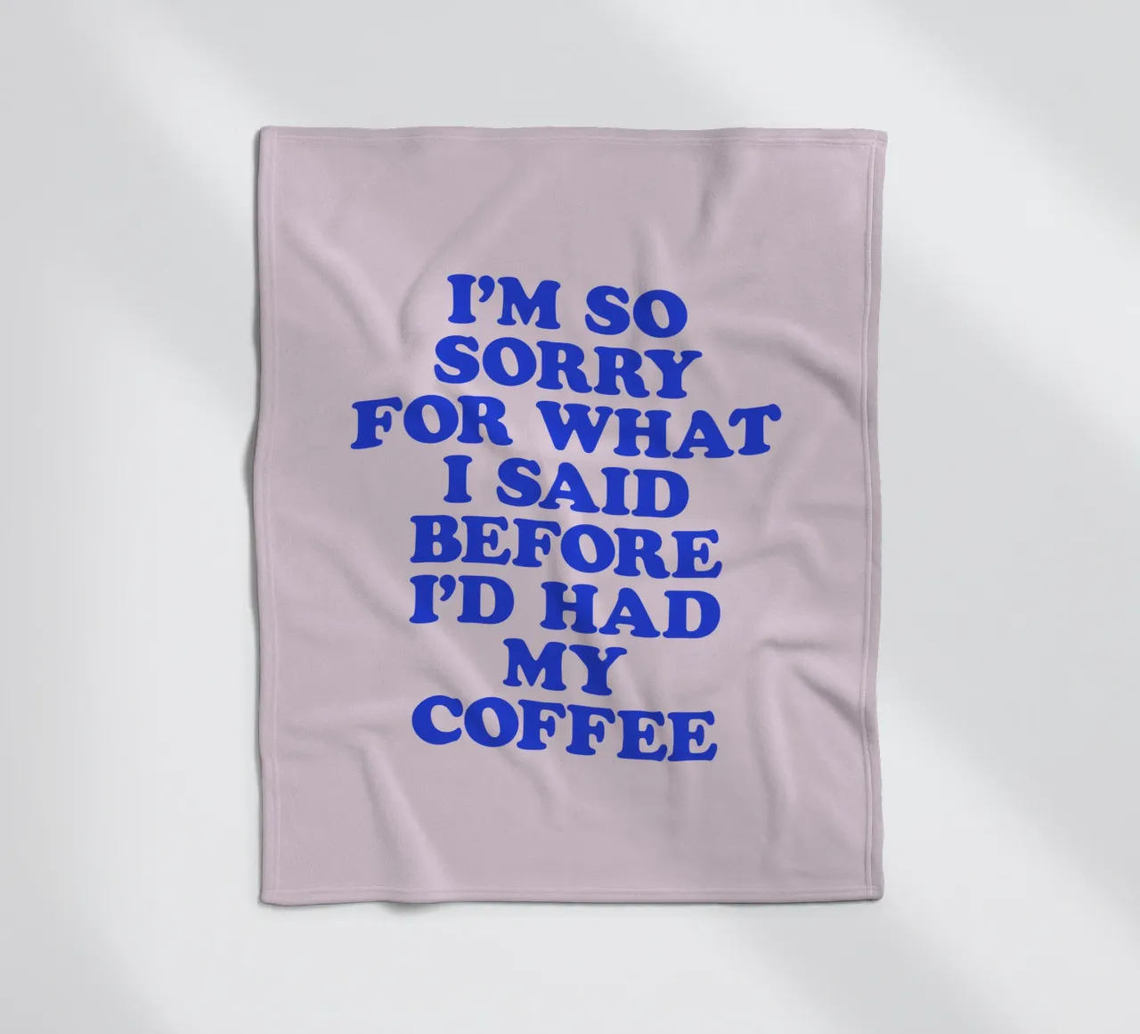 Es tut mir so leid, was ich gesagt habe, bevor ich meinen Kaffee getrunken hatte Design Fleecedecke von THE MOTIVATED TYPE