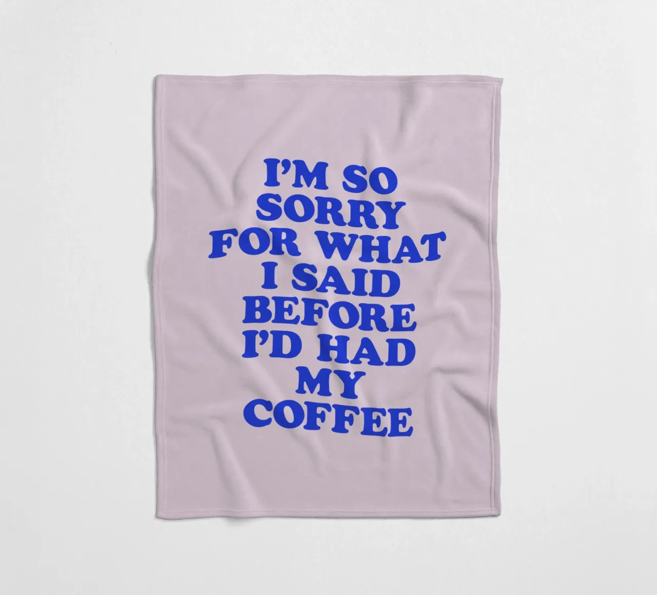 Es tut mir so leid, was ich gesagt habe, bevor ich meinen Kaffee getrunken hatte Design Fleecedecke von THE MOTIVATED TYPE