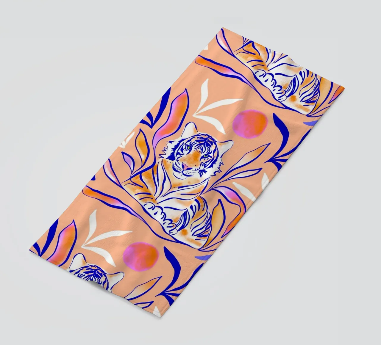 Dappere tijger in tropisch paradijs ja strandhanddoek van Dominique Vari