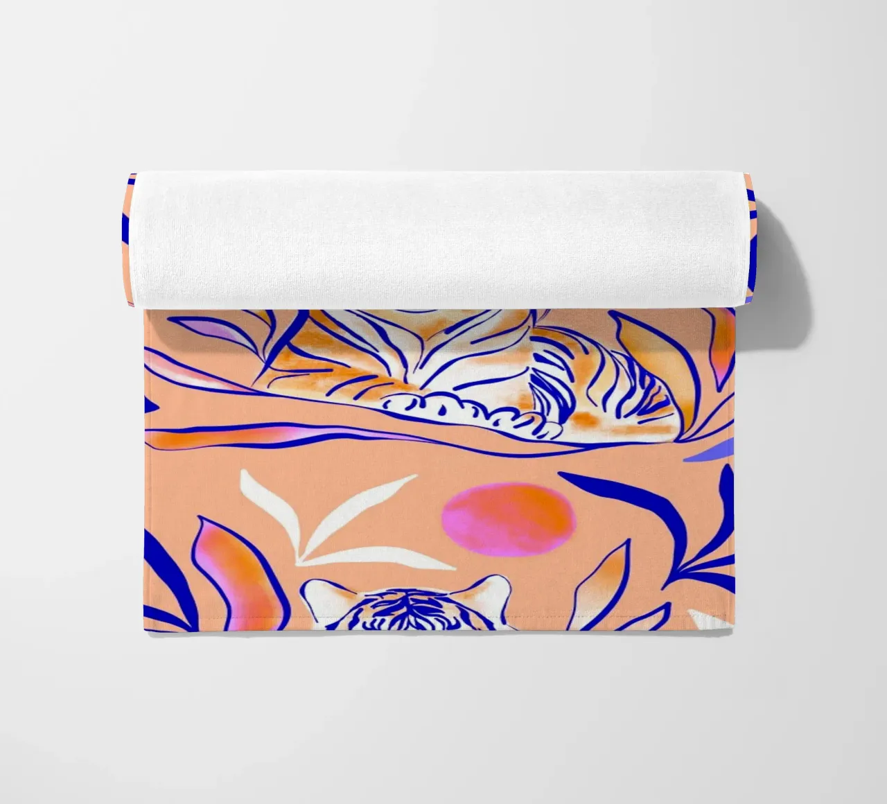 Dappere tijger in tropisch paradijs ja strandhanddoek van Dominique Vari
