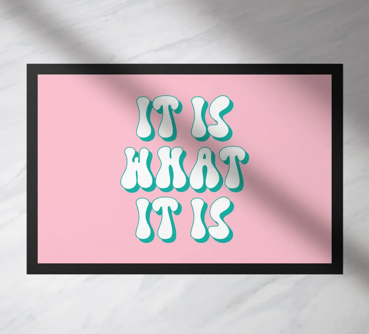 It Is What It Is Quote (Tono rosa) felpudo de Paigaam Studio