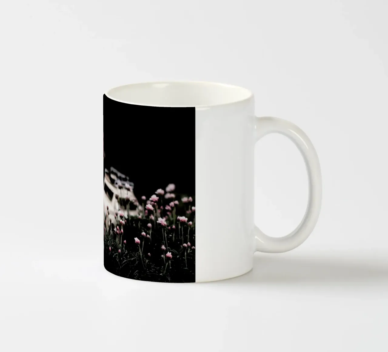 The Little Adventurer tazza in ceramica da Ingrid Beddoes