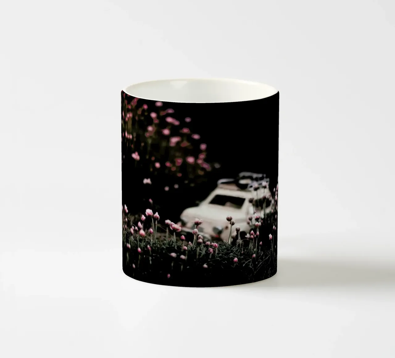 The Little Adventurer tazza in ceramica da Ingrid Beddoes