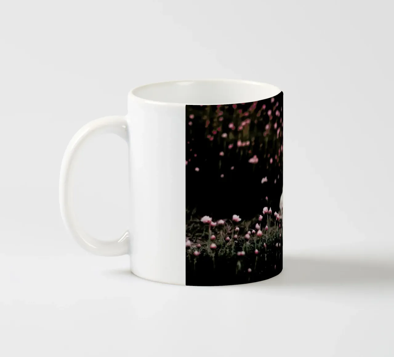 The Little Adventurer tazza in ceramica da Ingrid Beddoes